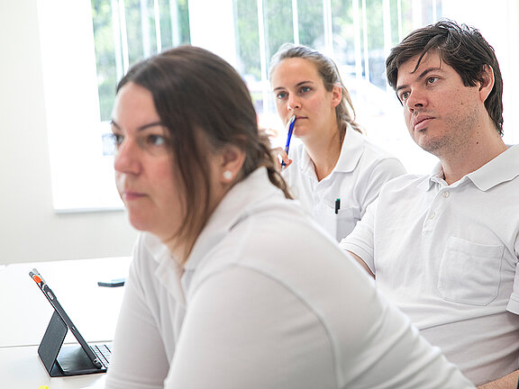 MedizinerInnen hören bei einer Fachveranstaltung interessiert zu.