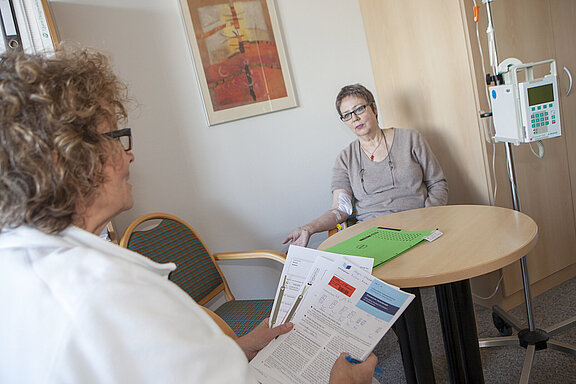 Ärztin spricht mit Patientin.