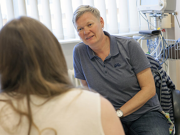 Ökotrophologin B. Sc. Klara Schnorrenberg im Gespräch mit einer Jugendlichen. 