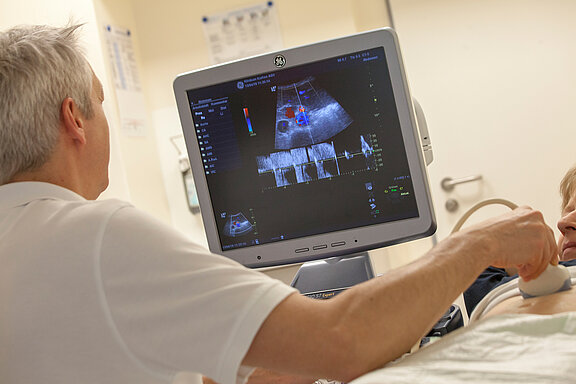 Prof. Dr. Michael Neipp untersucht eine Patientin per Ultraschall.