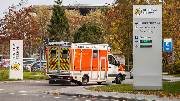 Ein Rettungswagen kommt am Klinikum Itzehoe an.
