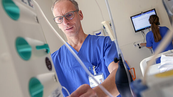 Medizinisches Fachpersonal bei der Arbeit an den intensivmedizinischen Geräten der Abteilung