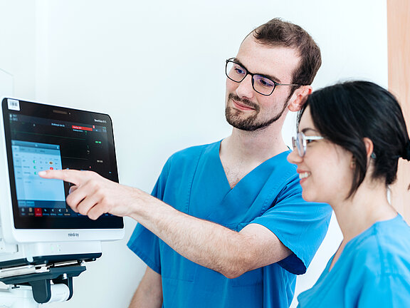 Klinikpersonal an einem Monitor