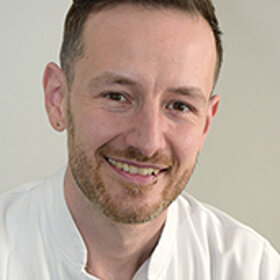 Oberarzt Dr. med. Till Koch