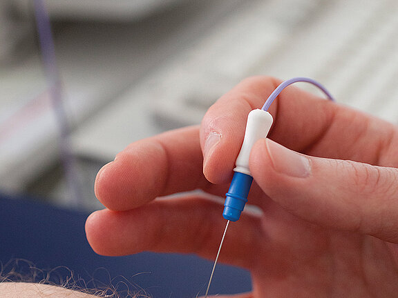 Eine elektromyographische Untersuchung am Arm.