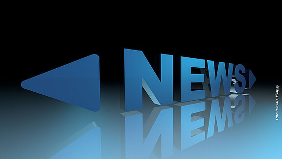 Buchstaben, die das Wort NEWS bilden mit Pfeilen nach links und rechts