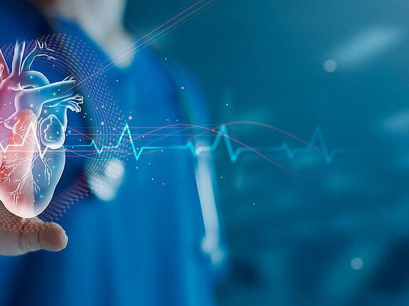 Moderne Touchscreen-Optik: Im Vordergrund ein transparent blau-rotes Herz mit Sinuskurve, welches von einem Arzt aus dem Hintergrund angetippt wird.