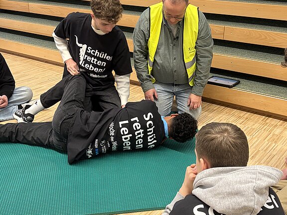 Schüler üben stabile Seitenlage