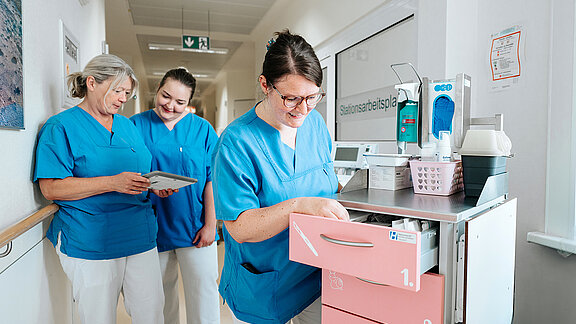Pflegefachkräfte im Flur