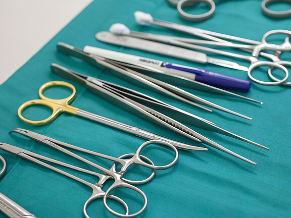 Operationsinstrumente auf einem grünen OP-Tuch
