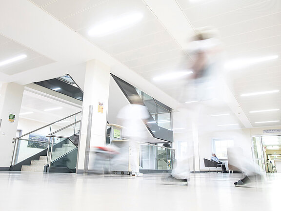 Geschäftiges Treiben im hellen Treppenhaus und Flurbereich Klinikum Itzehoe