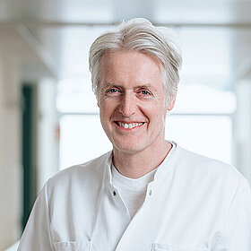 &Auml;rztlicher Direktor und Chefarzt der Klinik f&uuml;r Kinder- und Jugendmedizin, Neonatologie und P&auml;diatrische Intensivmedizin Dr. med. Georg Hillebrand