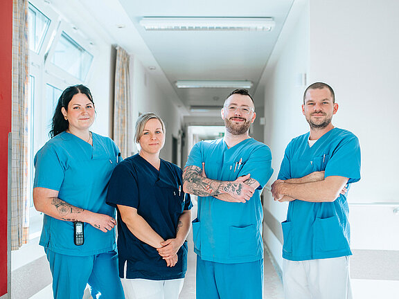 Eine Gruppe von Pflegefachkräften auf dem Flur der Onkologie