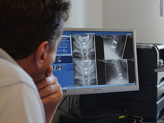 MRT-Bilder der Halswirbelsäule werden am Bildschirm beurteilt.