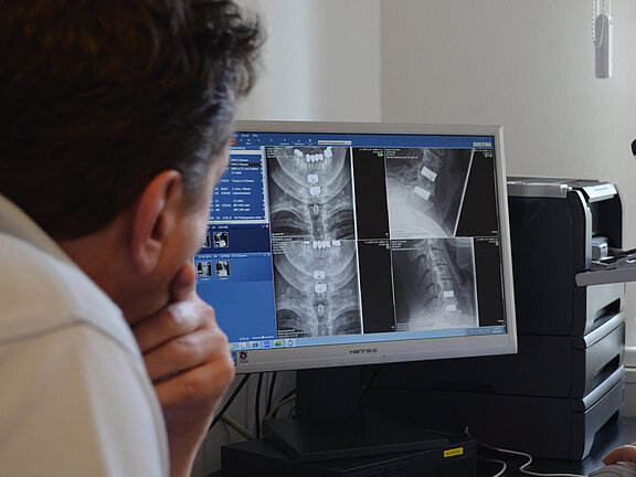 MRT-Bilder der Halswirbelsäule werden am Bildschirm beurteilt.