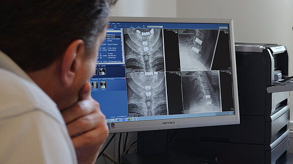 MRT-Bilder der Halswirbelsäule werden am Bildschirm beurteilt.