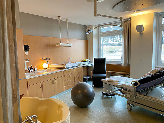 Blick in den Kreißsaal 1 mit Entbindungswanne