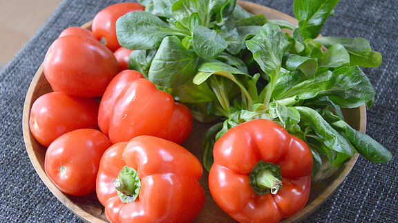 Ein Teller mit frischem Gemüse.