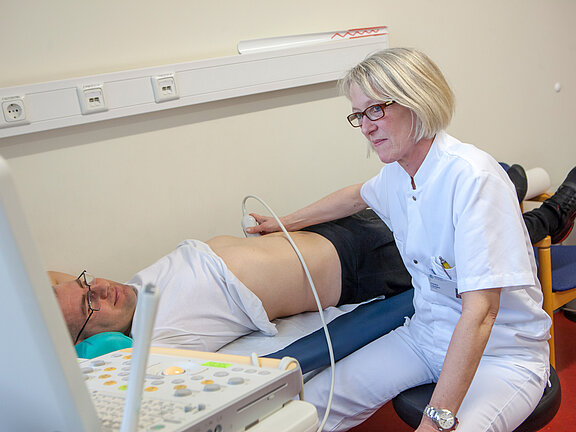Urologin Dörthe Liemann untersucht einen Patienten per Ultraschall.