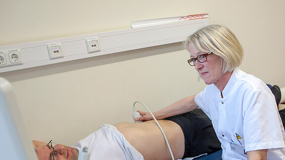 Urologin Dörthe Liemann untersucht einen Patienten per Ultraschall.