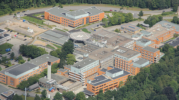 Luftbild vom Klinikum Itzehoe mit der Notaufnahme, Hubschrauberlandeplatz und weiteren Gebäuden von oben