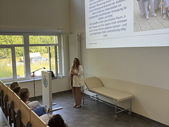 Mitarbeiterin referiert vor den werdenden Müttern im Hörsaal.