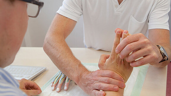 Handchirurg Volker Buhmann untersucht die Hand eines Patienten
