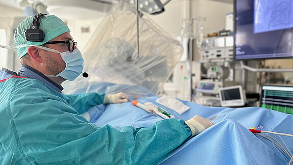 Chefarzt Dr. med. Christian Eickholt bei einer Untersuchung