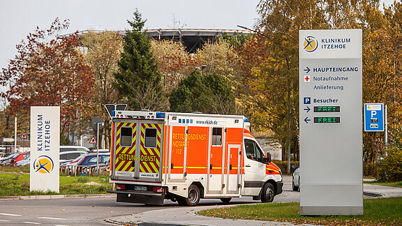 Ein Rettungswagen kommt am Klinikum Itzehoe an.
