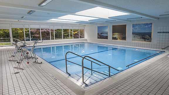 Schwimmbecken im MediFit