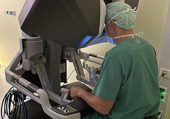 Prof. Dr. Michael Neipp bedient den DaVinci OP-Roboter