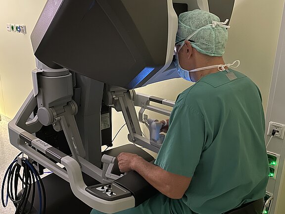 Prof. Dr. Michael Neipp bedient den DaVinci OP-Roboter