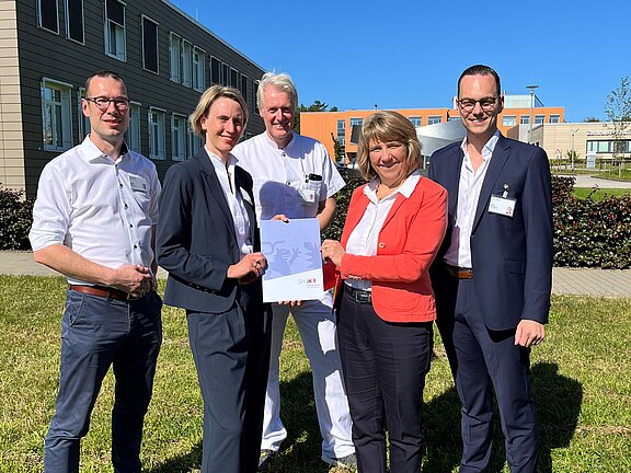Verbandvorsteher Marcel Ulrich mit dem Vorstand des Klinikum Itzehoe und Ministerin von der Decken