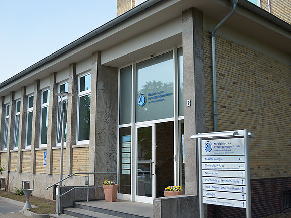 Haupteingangsbereich des MVZ am Prinzesshofpark-Gebäudes