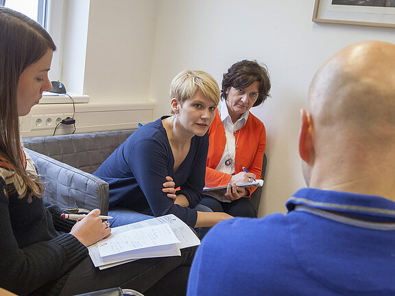 Das Sozialpädiatrische Team in einer Besprechungssituation.