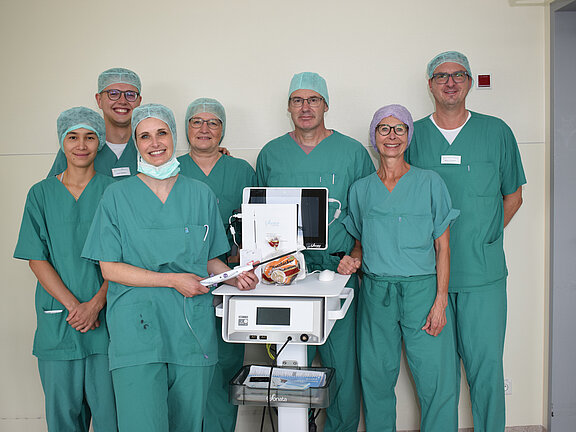 Klinikpersonal mit einem Ultraschallgerät