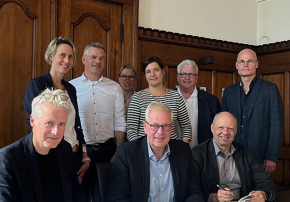 Gruppenbild Unterzeichnung der Vereinbarung