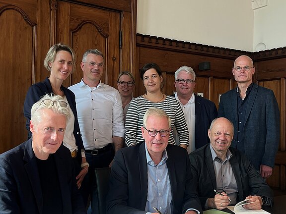 Gruppenbild Unterzeichnung der Vereinbarung