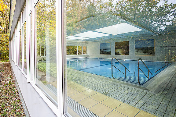 Schwimmbad im MediFit von außen durch die Scheibe fotografiert.