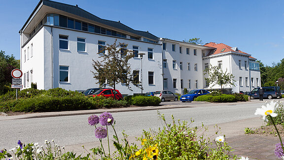 Straßenansicht des Gebäudes, in dem sich das MVZ Glückstadt befindet.