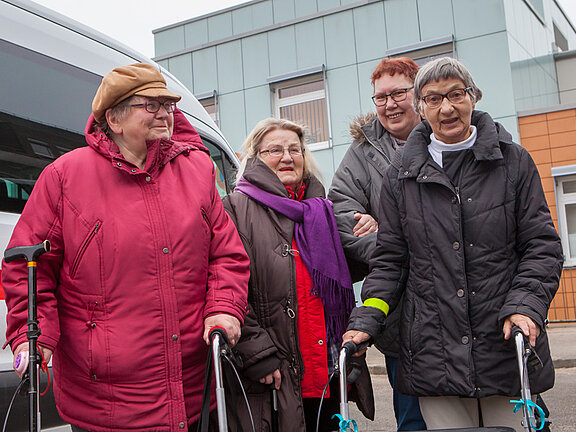Vier Patientinnen, teilweise mit Gehhilfen, vor der Geriatrischen Tagesklinik
