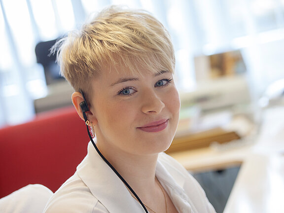 Eine Mitarbeiterinnen im Sekretariat der Klinik für Allgemein-, Gefäß- und Viszeralchirurgie sitzt am Schreibtisch.