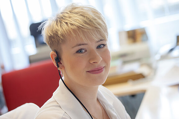 Eine Mitarbeiterinnen im Sekretariat der Klinik für Allgemein-, Gefäß- und Viszeralchirurgie sitzt am Schreibtisch.