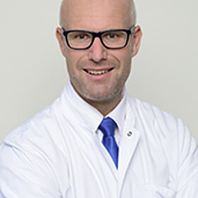 Leiter Endoprothetikzentrum und Hauptoperateur Dr. med. Roman Mroz