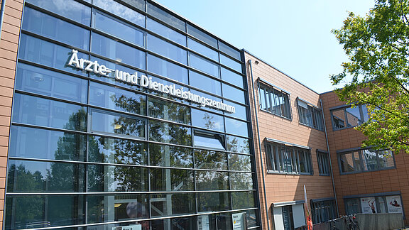 Gebäudeglasfront des Ärzte- und Dienstleistungszentrums