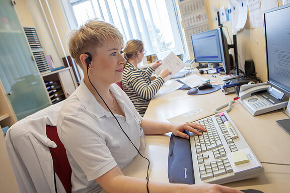 Zwei Mitarbeiterinnen im Sekretariat der Klinik für Allgemein-, Gefäß- und Viszeralchirurgie sitzen am Schreibtisch am Computer.