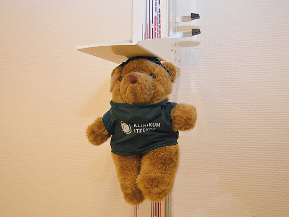 Die Körpergröße des Klinik-Teddys wird gemessen.