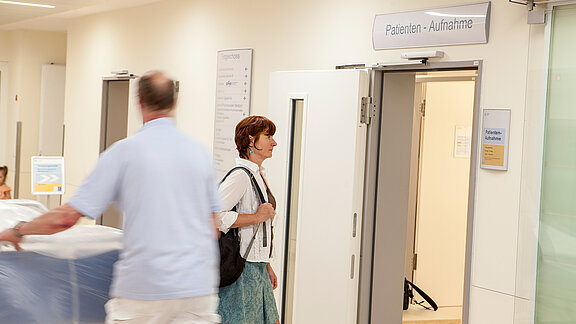 Patientin im Flur auf dem Weg zur Patientenaufnahme.