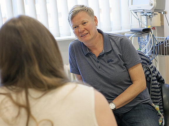 Ökotrophologin B. Sc. Klara Schnorrenberg im Gespräch mit einer Jugendlichen. 