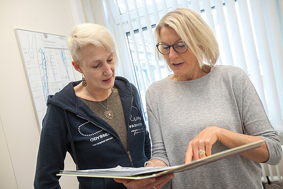 Zentrumskoordinatorin Ulrike Baade-Heinrich berät eine Patientin.